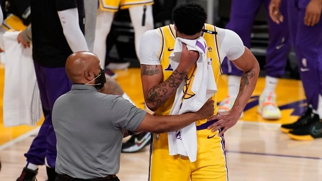 Lakers player Anthony Davis in pain. Source - firstsportz.com